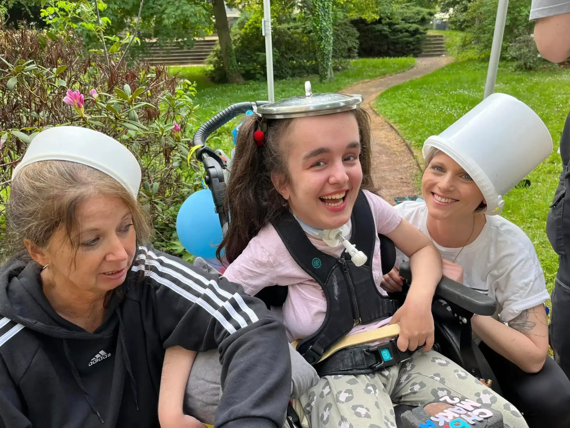 Fröhliche Menschen beim gemeinsamen Spielen im Garten
